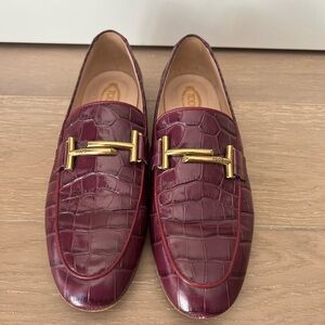 Tod’s Double T-Bar Crocodile Effect Leather Loafers in Burgundy Size 39